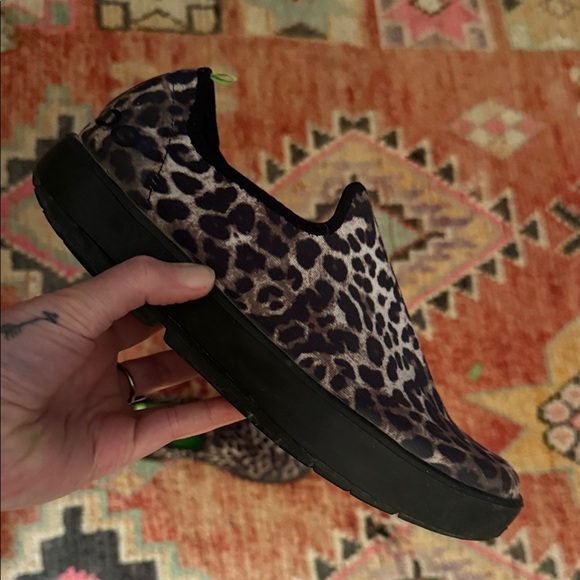 OOFOS Oomg Leopard Print Women's Slippers - Picture 7 of 8